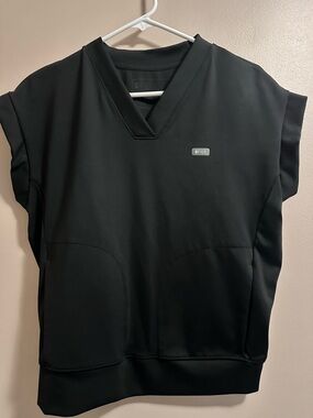 Figs FormX women’s Mira Black V-Neck Medical Top